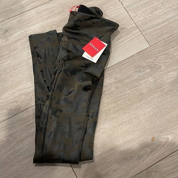 Spanx camo Faux Leather Army Olive Green Leggings NWT size XS - Picture 9 of 11